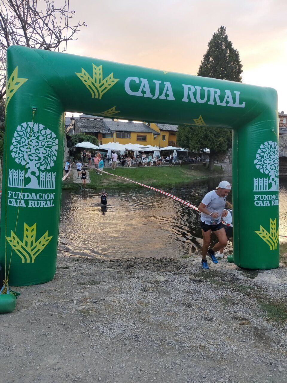 Corredores cruzando la meta en la Carrera de Montaña de Molinaseca