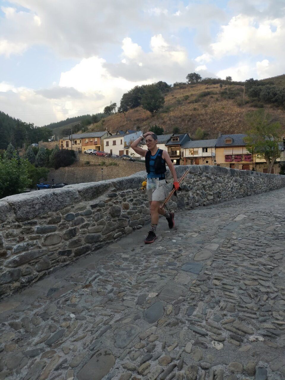 Corredor en la XIII Carrera de Montaña de Molinaseca cruzando un puente de piedra