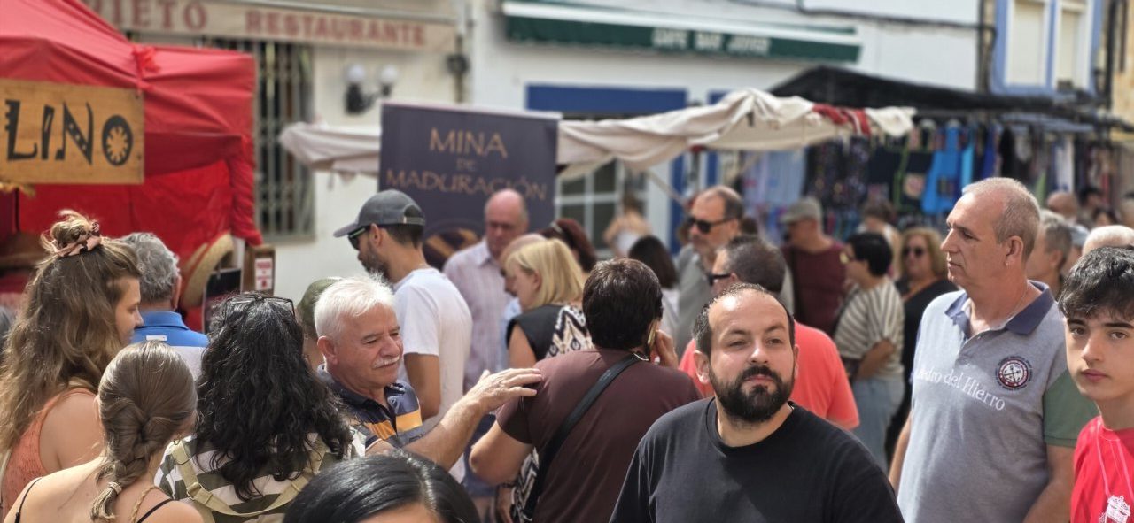 Multitud de personas en la XXIII Feria del Ajo en San Miguel de las Dueñas
