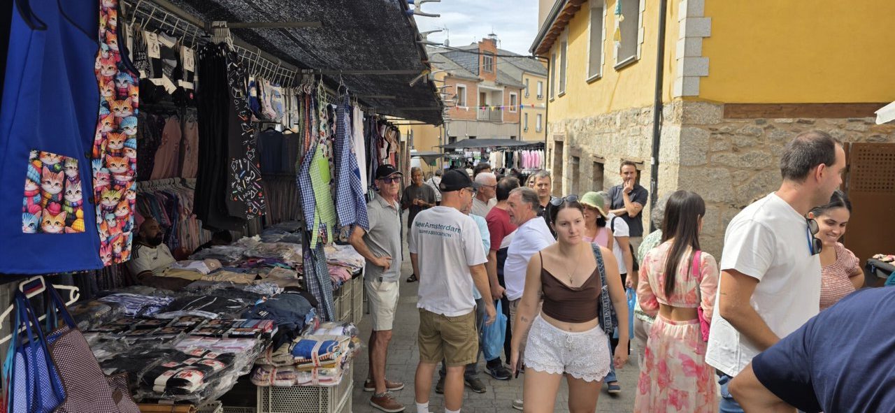 Multitud de personas en la XXIII Feria del Ajo en San Miguel de las Dueñas