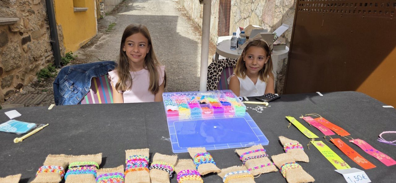 Niñas en un puesto de artesanías durante la Feria del Ajo