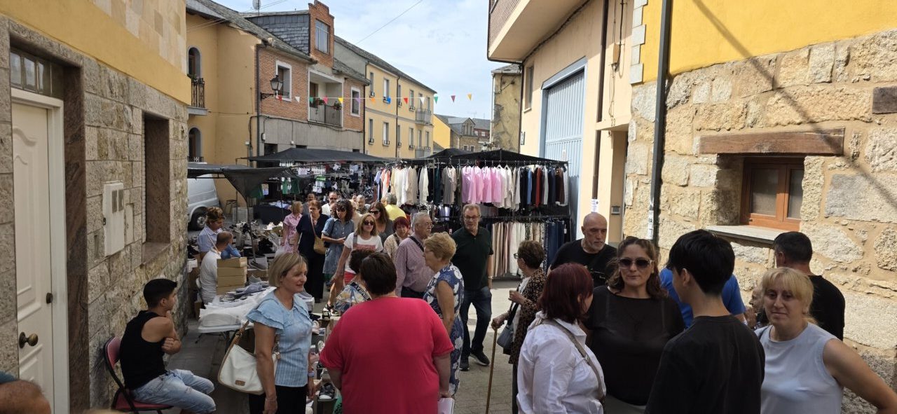 Multitud de personas en la XXIII Feria del Ajo en San Miguel de las Dueñas