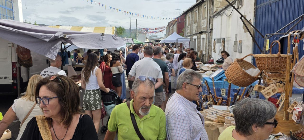 Multitud de personas disfrutando de la Feria del Ajo en San Miguel de las Dueñas