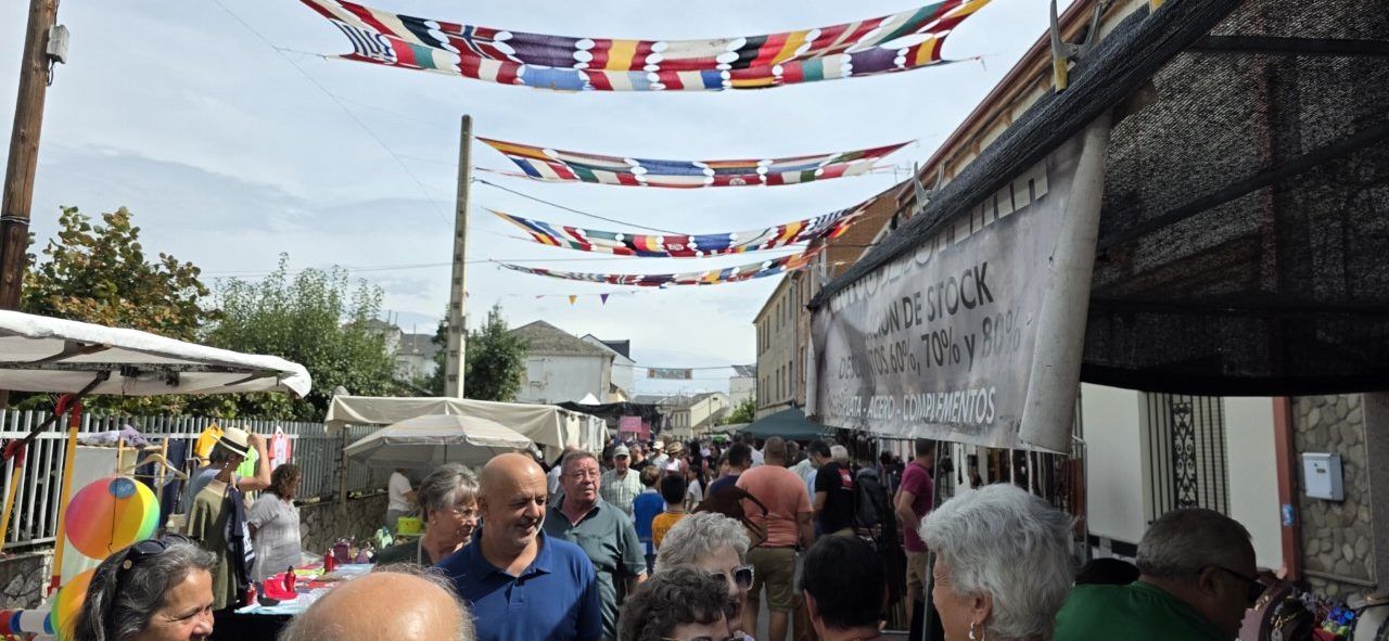 Multitud de personas en la Feria del Ajo de San Miguel de las Dueñas