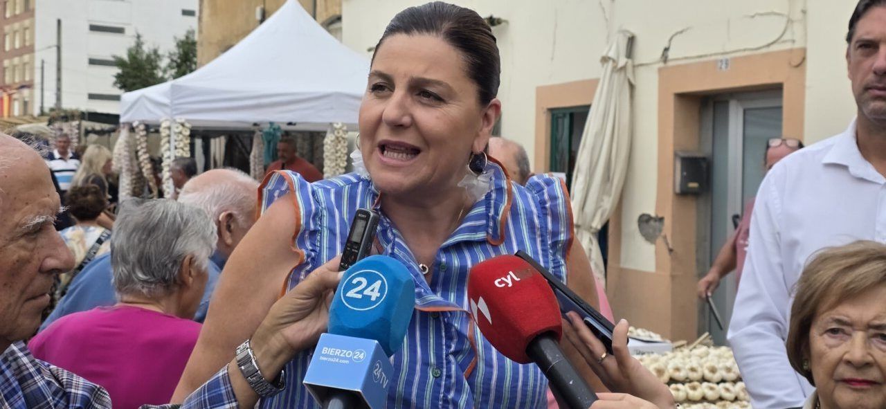 Persona hablando en la Feria del Ajo de San Miguel de las Dueñas