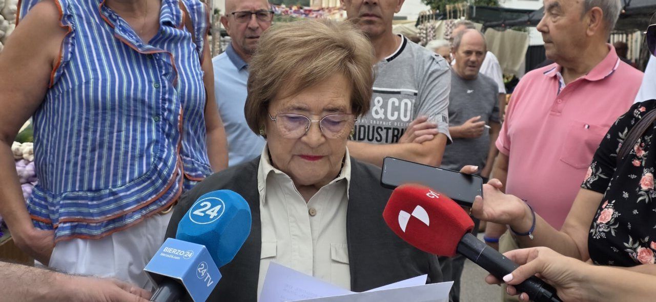 Mujer leyendo un discurso en la Feria del Ajo de San Miguel de las Dueñas