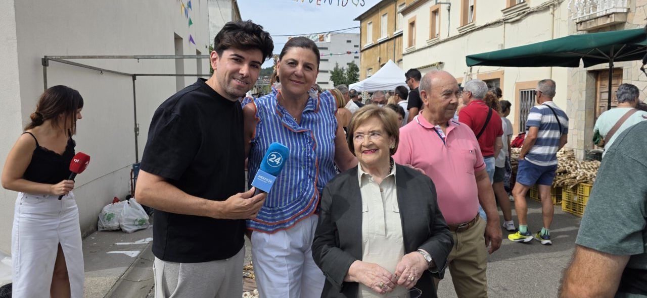 Personas disfrutando de la XXIII Feria del Ajo en San Miguel de las Dueñas