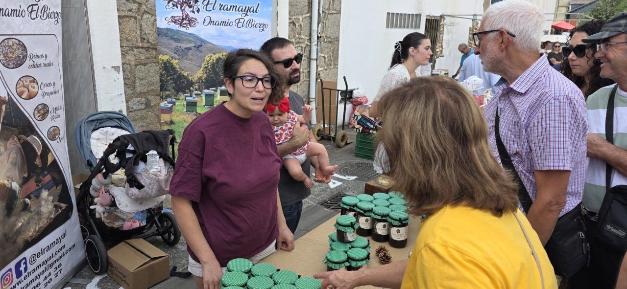 Visitantes interactuando en la XXIII Feria del Ajo de San Miguel de las Dueñas