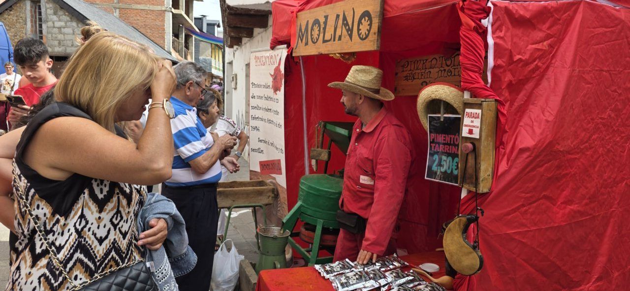 Vendedores en la XXIII Feria del Ajo de San Miguel de las Dueñas
