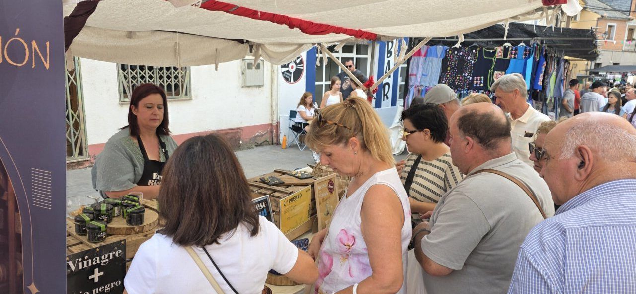 Visitantes en la XXIII Feria del Ajo de San Miguel de las Dueñas