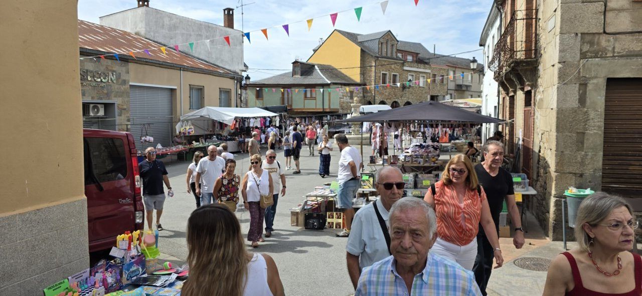 Vista de la XXIII Feria del Ajo en San Miguel de las Dueñas con gente y puestos.