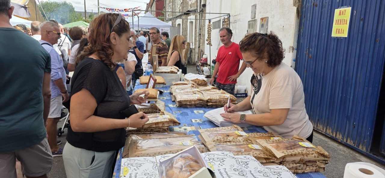 Personas comprando productos en la Feria del Ajo de San Miguel de las Dueñas