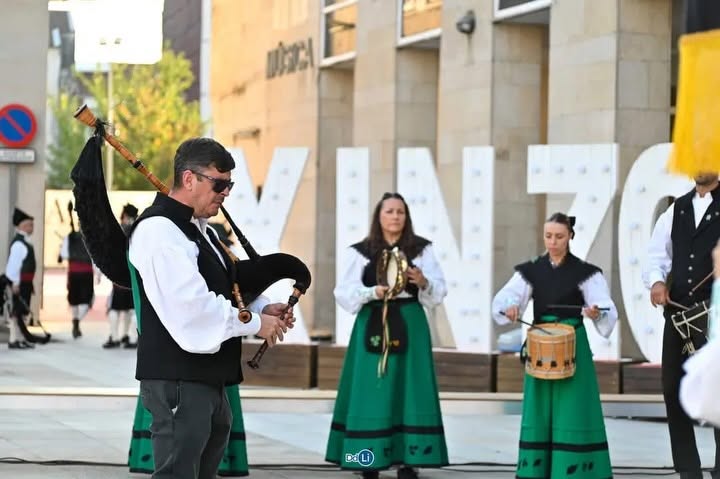 Músicos de la Banda de Gaitas en Xinzo de Limia tocando instrumentos tradicionales.