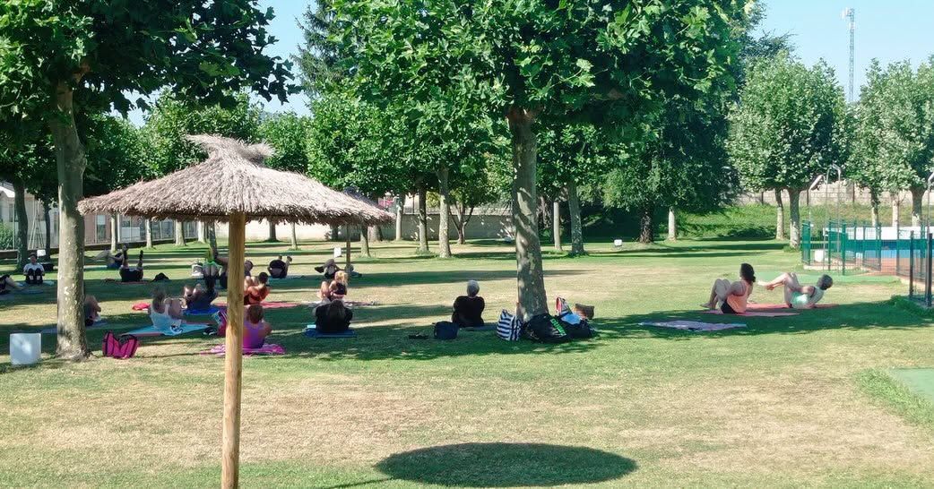 Participantes en una sesión de yoga al aire libre en Fabero