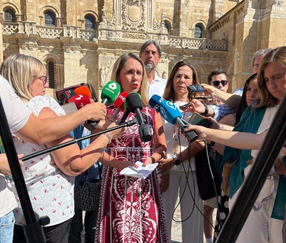 Alma Ezcurra hablando ante los medios en León
