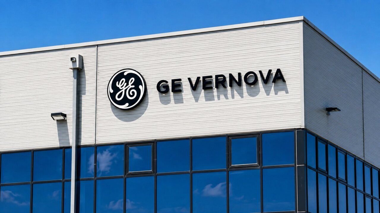Fachada de la planta GE Vernova en Ponferrada con logo visible