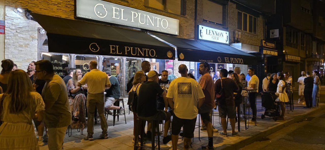Apertura del establecimiento El Punto en Ponferrada con gente disfrutando.