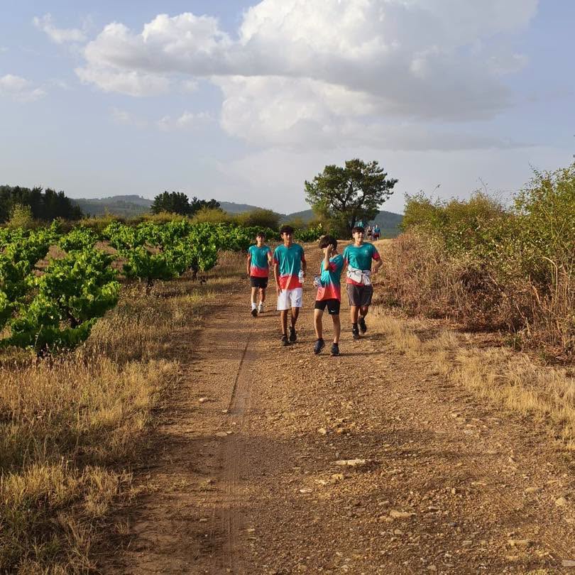 Participantes caminando en la XXI Marcha Nocturna de Arganza