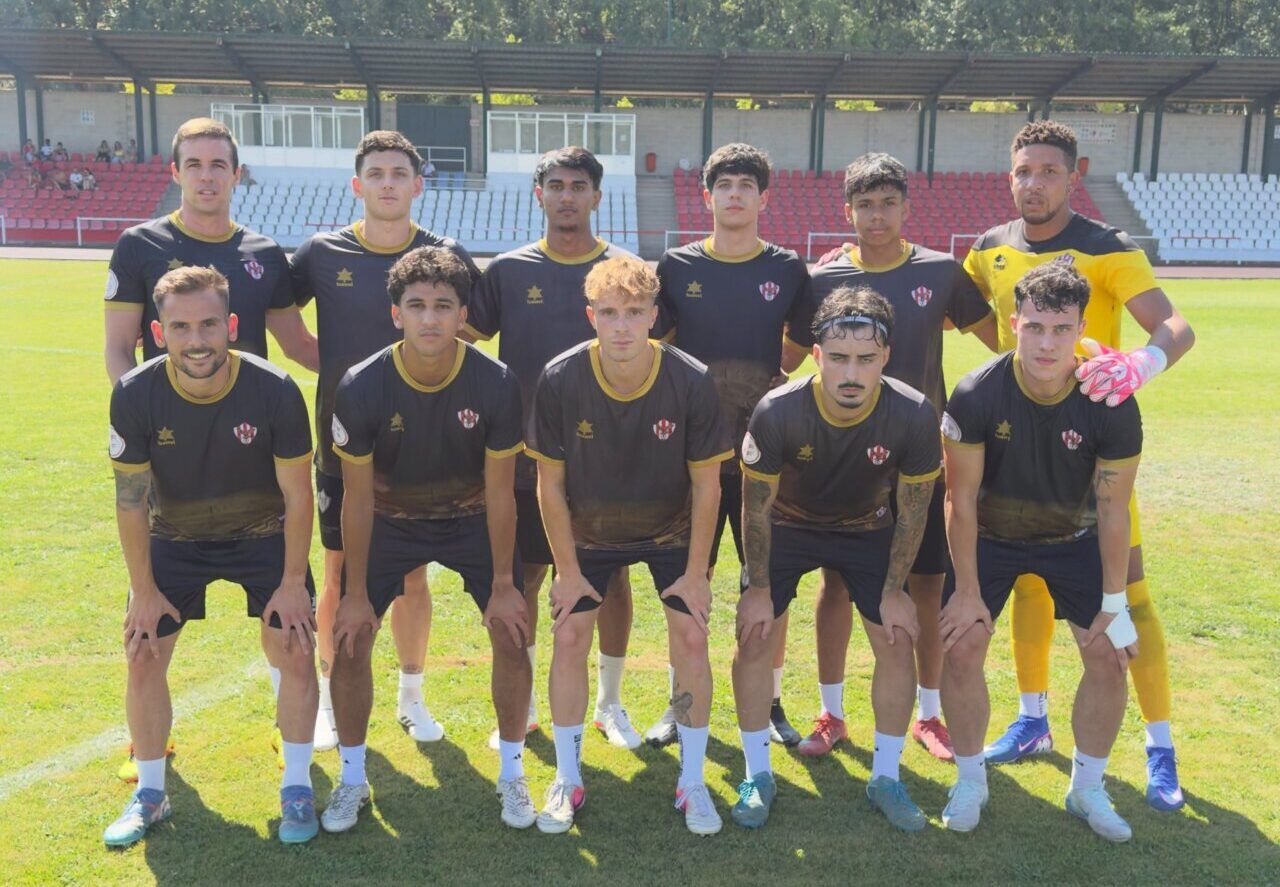 Equipo del Atlético Bembibre posando en un amistoso de fútbol
