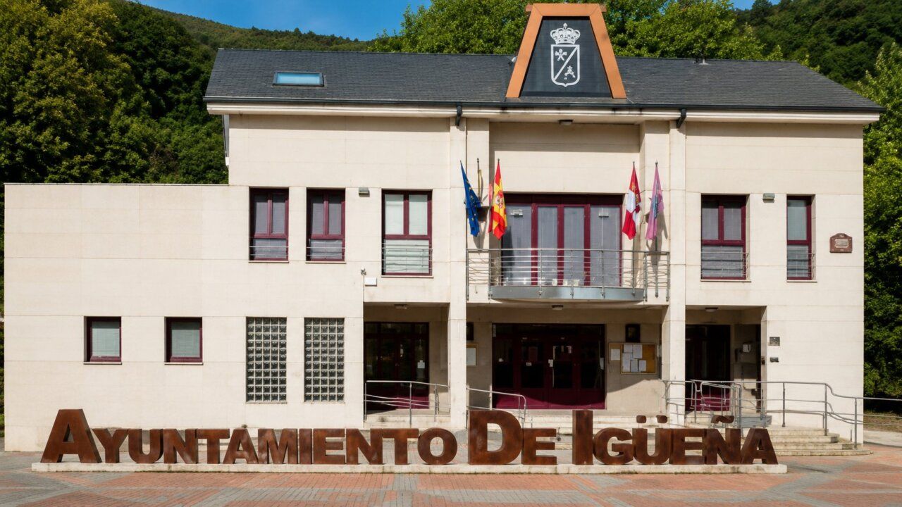 Fachada del Ayuntamiento de Igüeña con su nombre en letras grandes