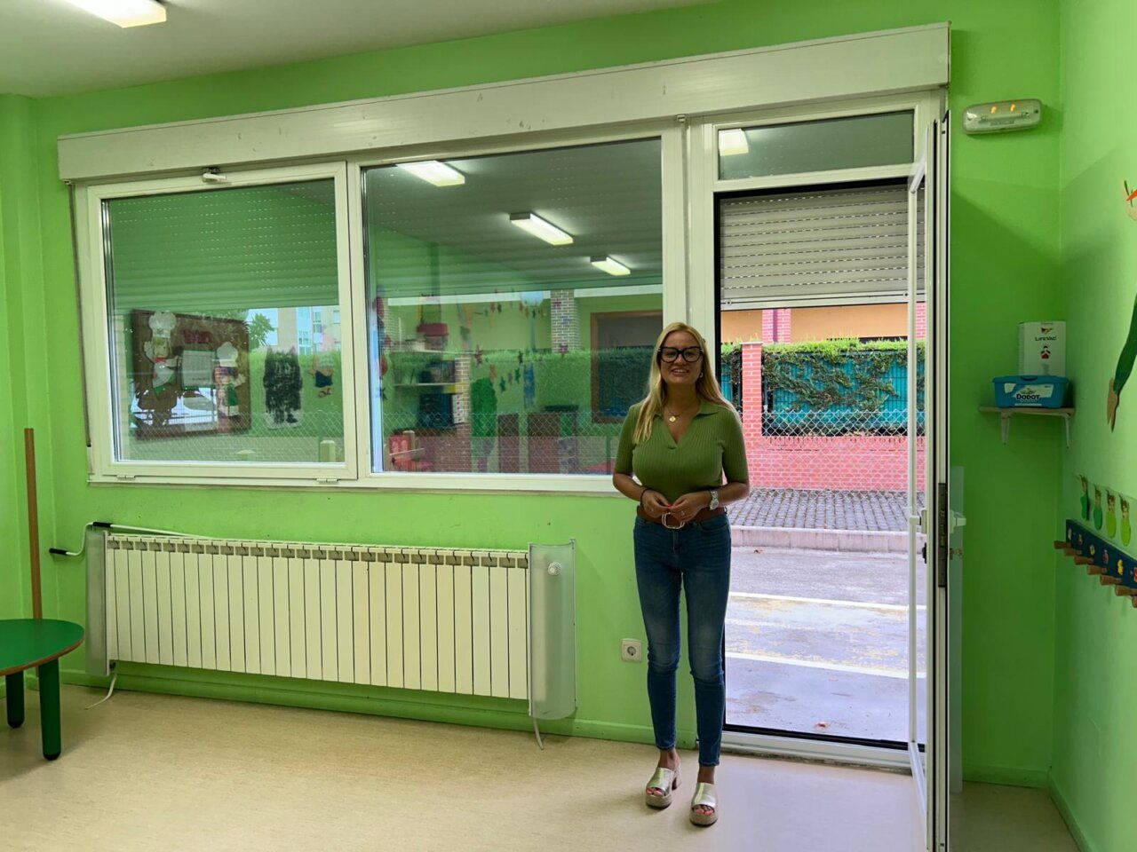 Concejala en escuela infantil con ventanas y ambiente verde
