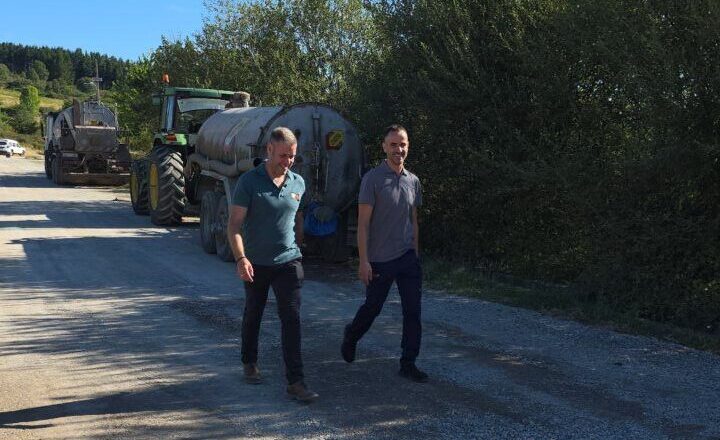 Dos hombres caminando por un camino en San Andrés de Montejos