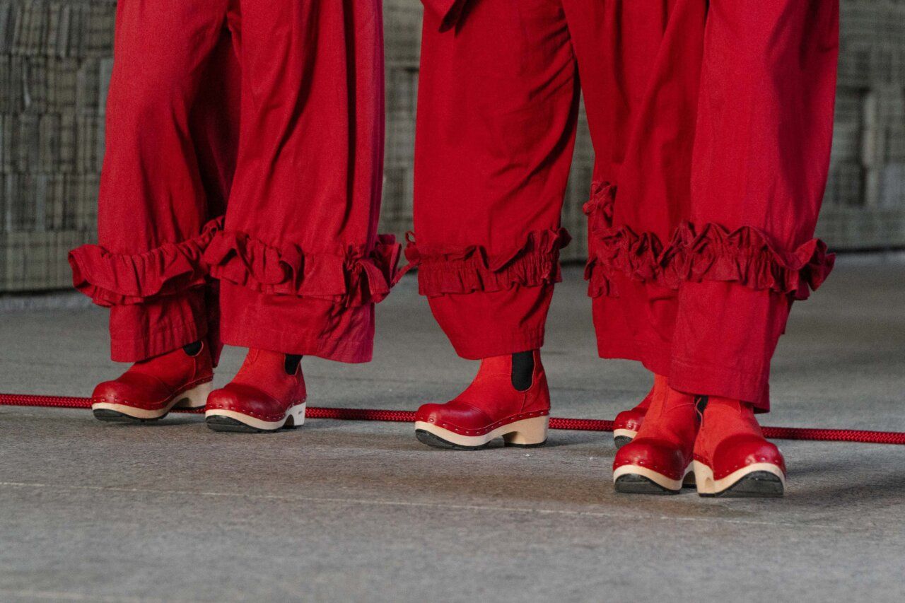 Detalles de zapatos y pantalones rojos en una danza
