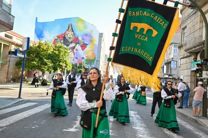 Miembros de la Banda de Gaitas Vega de Espinareda en un festival