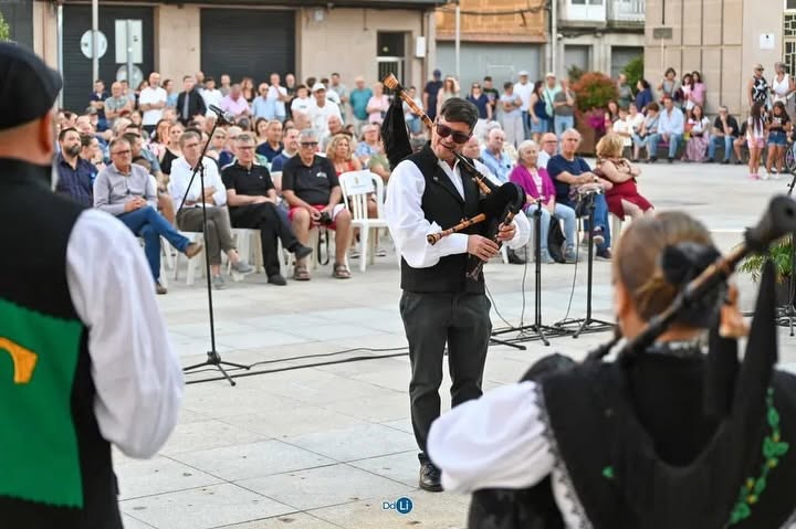 Músicos de la Banda de Gaitas en el Festival de Xinzo de Limia