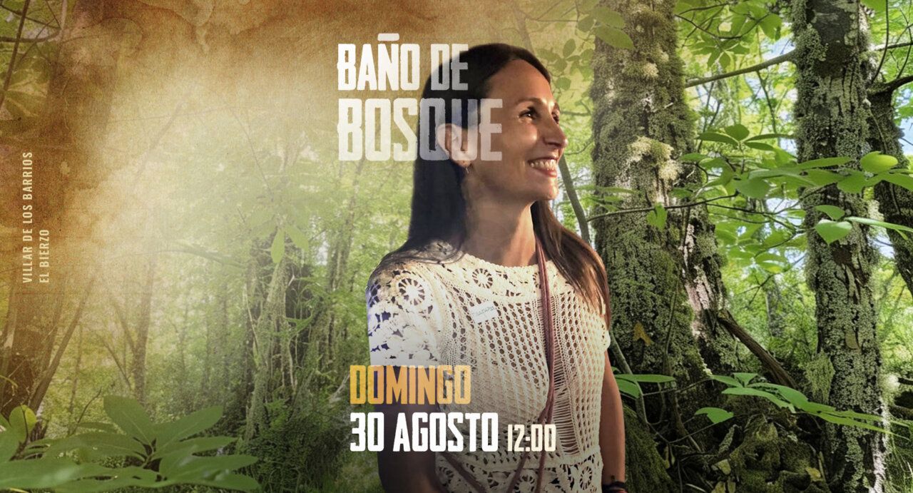 Mujer sonriendo en un entorno natural durante el Baño de Bosque