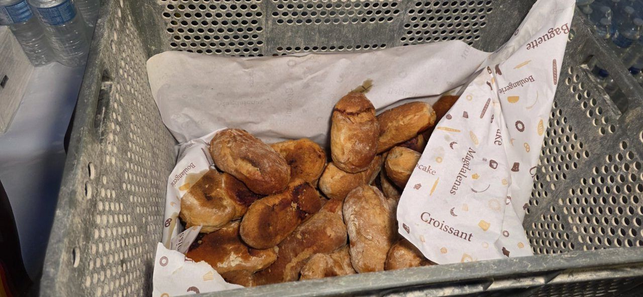 Bollos preñados en una cesta durante la degustación en San Miguel de las Dueñas