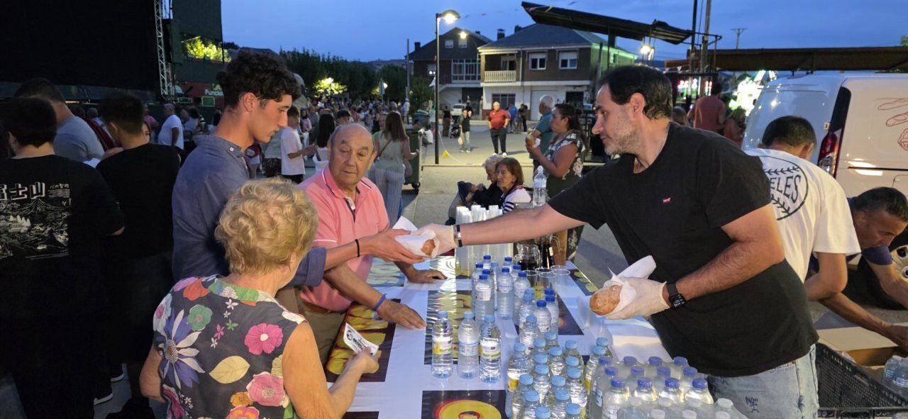 Personas disfrutando de bollos preñados en San Miguel de las Dueñas
