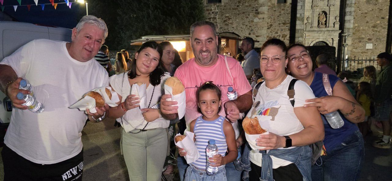 Grupo de personas disfrutando bollos preñados en San Miguel de las Dueñas