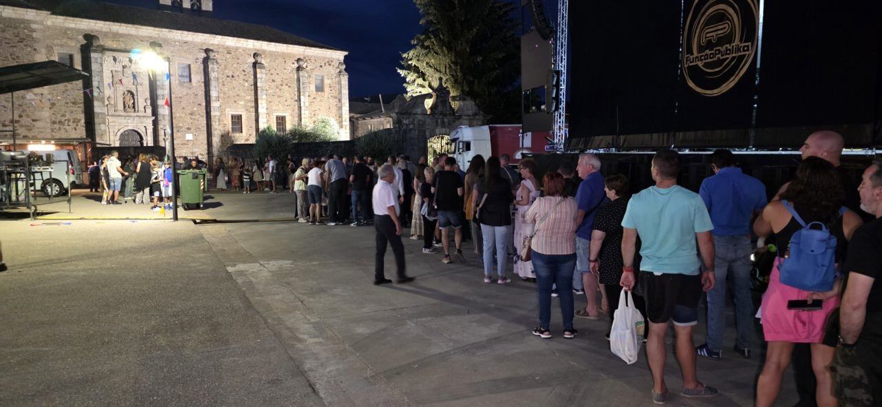 Multitud de personas en la degustación de bollos preñados en San Miguel de las Dueñas