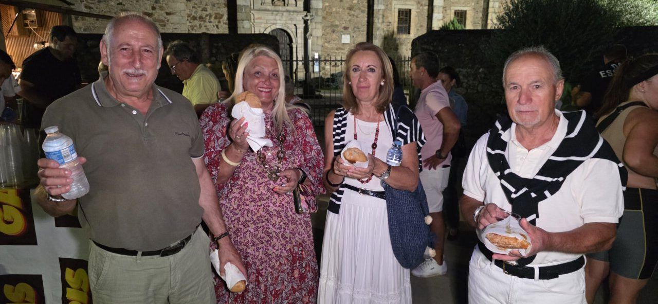 Personas disfrutando de bollos preñados en San Miguel de las Dueñas