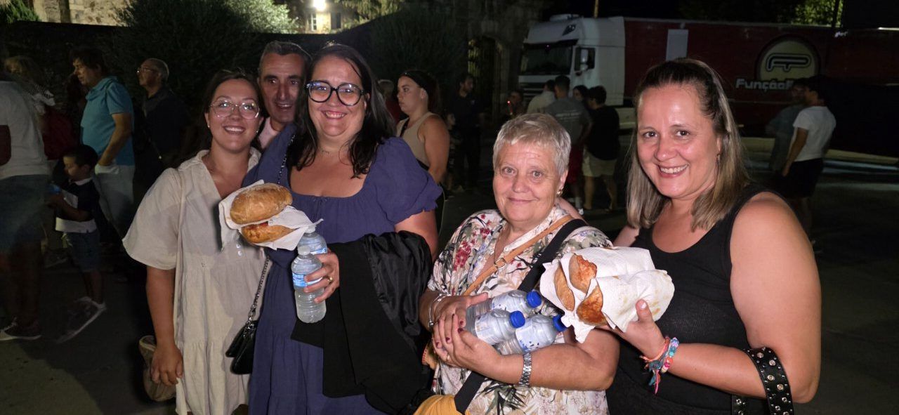 Grupo de personas disfrutando de bollos preñados en San Miguel de las Dueñas