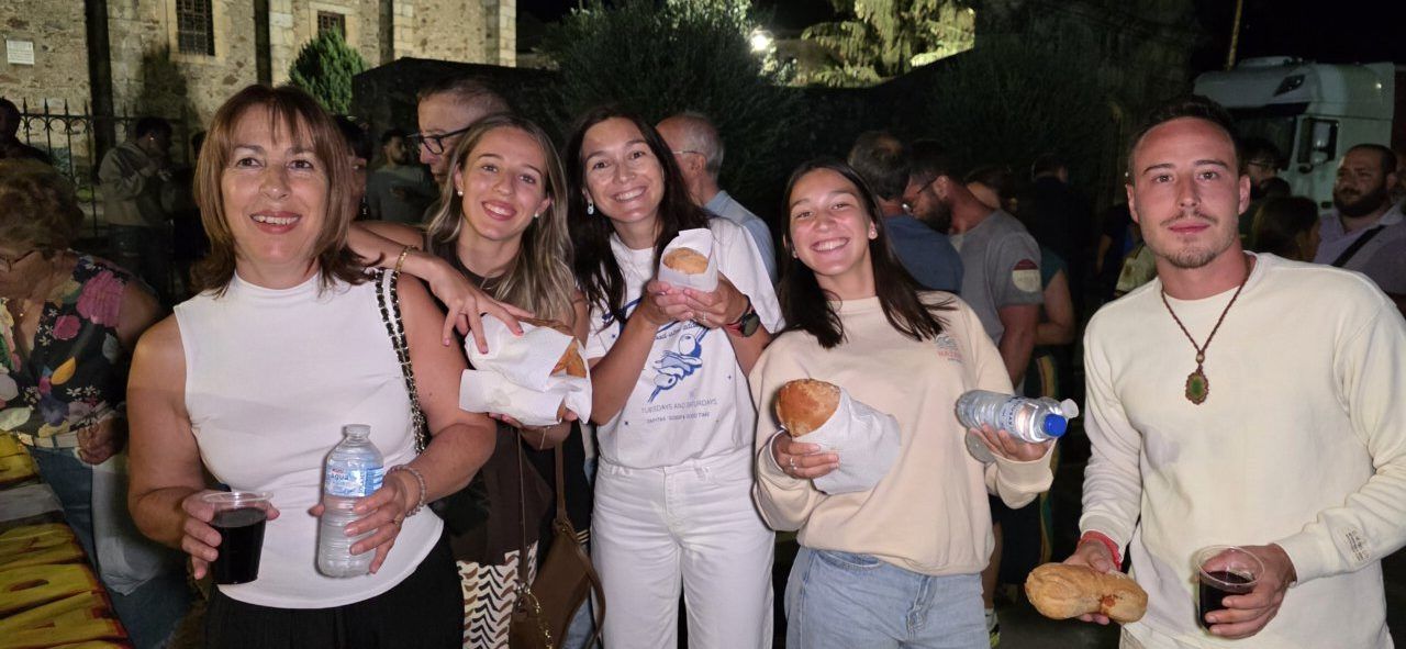 Grupo de personas disfrutando de bollos preñados en San Miguel de las Dueñas