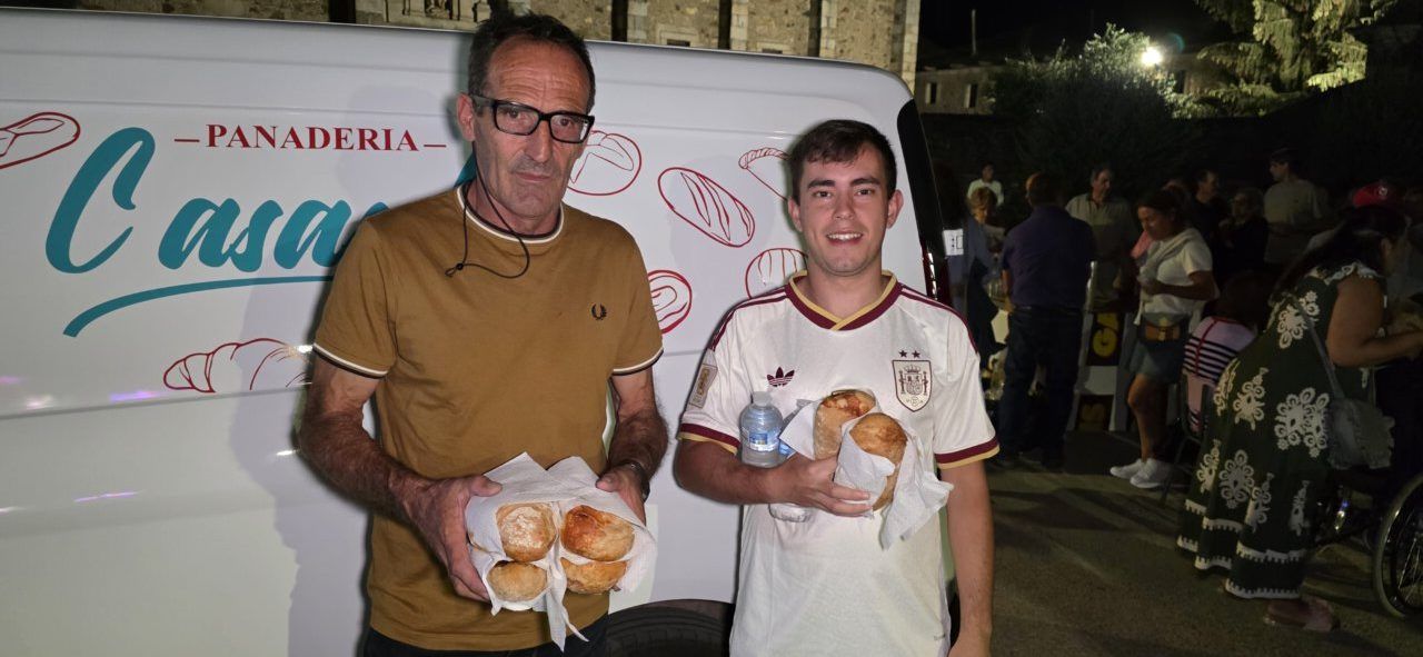 Dos personas sosteniendo bollos preñados en una fiesta local