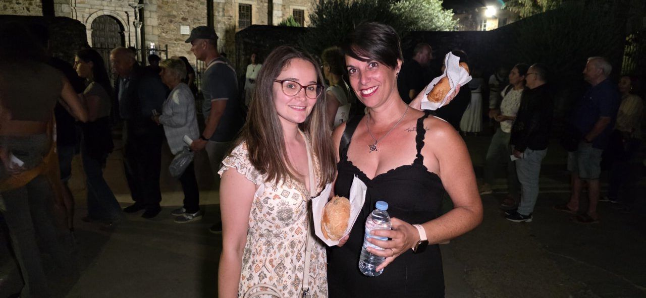 Dos personas sosteniendo bollos preñados en una fiesta