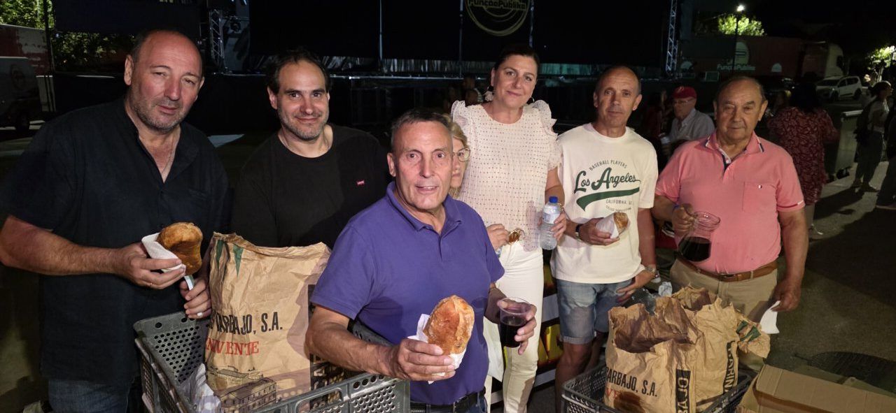 Grupo de personas disfrutando de bollos preñados en San Miguel de las Dueñas
