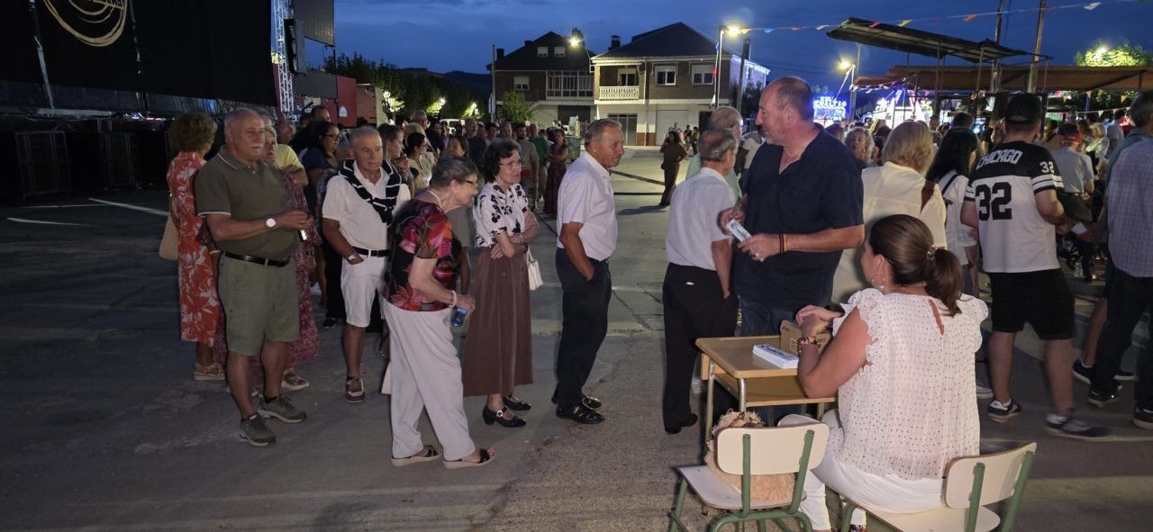 Multitud de personas en la degustación de bollos preñados en San Miguel de las Dueñas