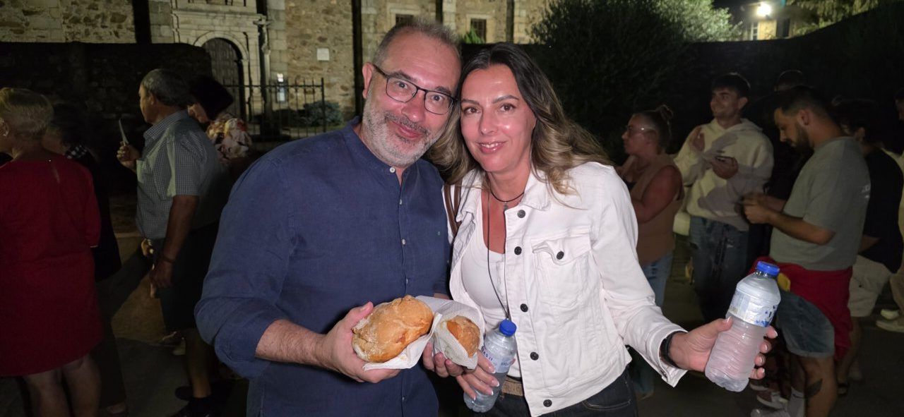 Personas disfrutando de bollos preñados en San Miguel de las Dueñas