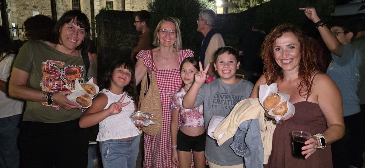 Grupo de personas disfrutando de bollos preñados en San Miguel de las Dueñas