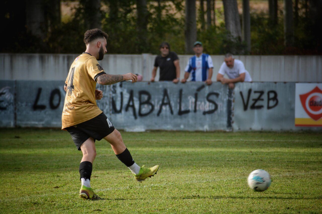Jugador del C.D. Cubillos en acción durante un partido de fútbol