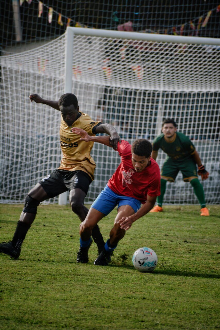 Jugadores del C.D. Cubillos compitiendo en un partido de fútbol