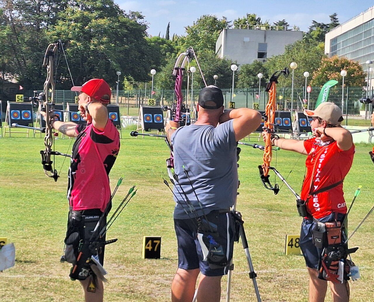 Tres arqueros en un evento de recreación histórica en Cacabelos