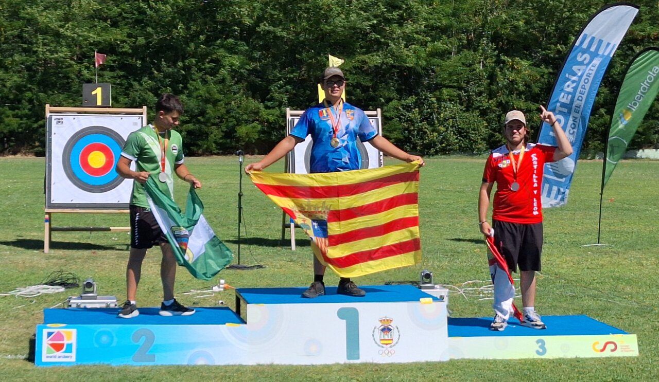 Competidores en el podio durante un evento de tiro con arco en Cacabelos