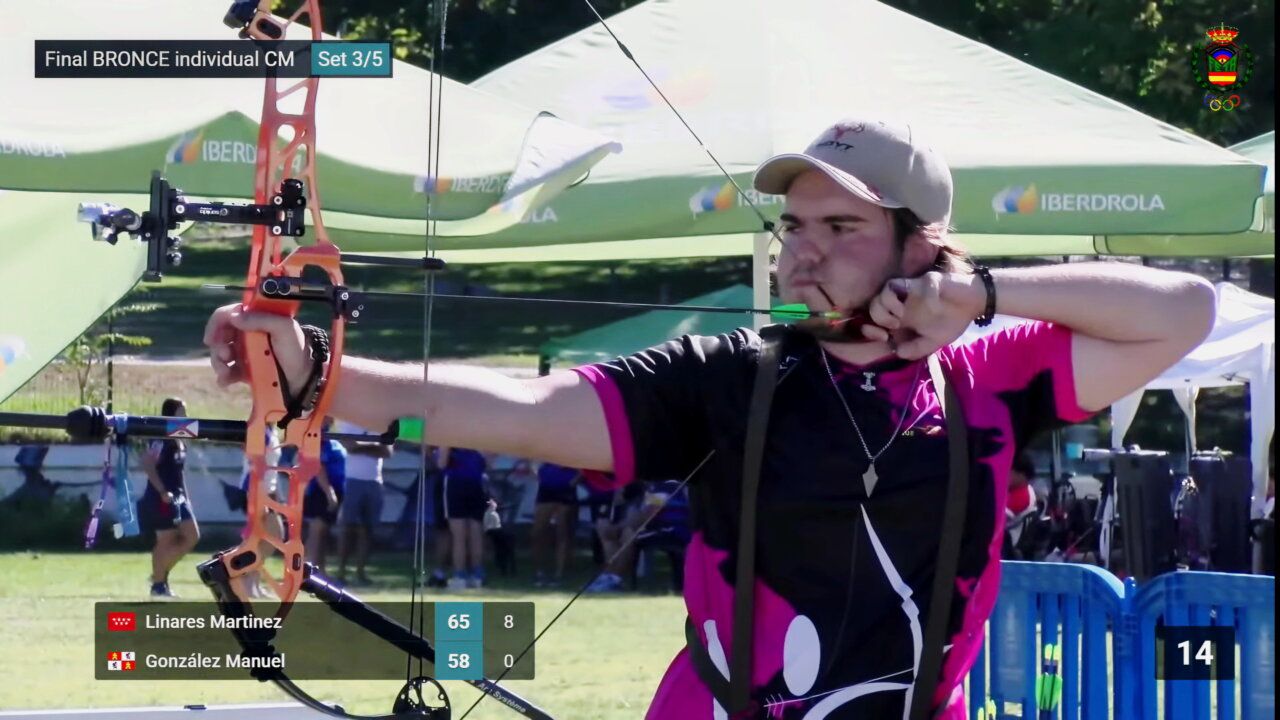 Participante en la recreación histórica de Cacabelos con arco