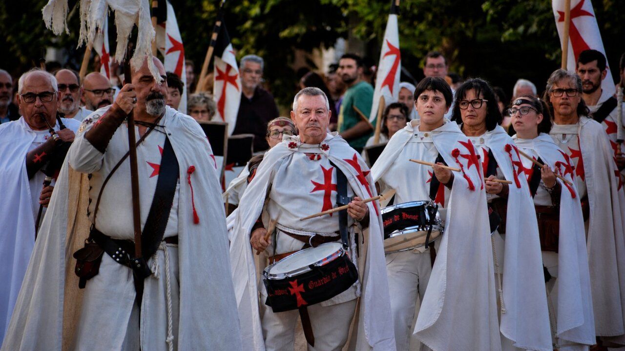 Grupo de personas vestidas con trajes medievales en un desfile