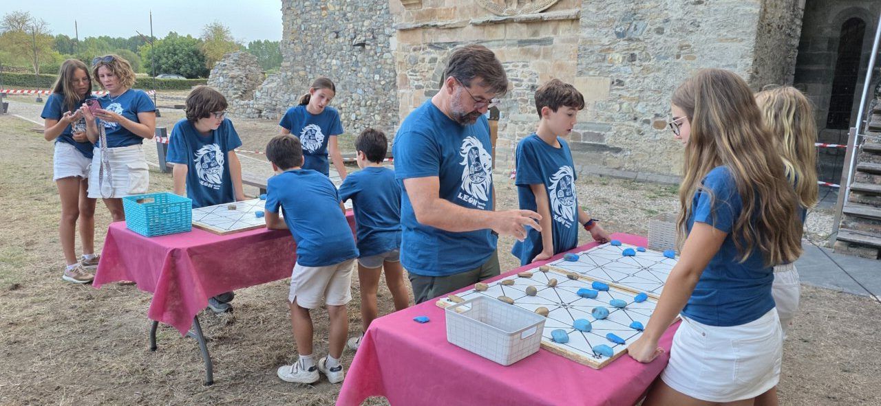 Participantes jugando al Alquerque Medieval en Carracedelo